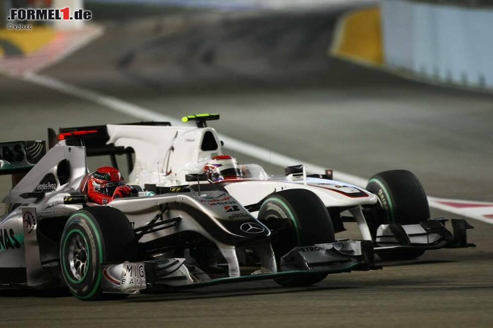 Foto zur News: Michael Schumacher (Mercedes) und Kamui Kobayashi (Sauber)