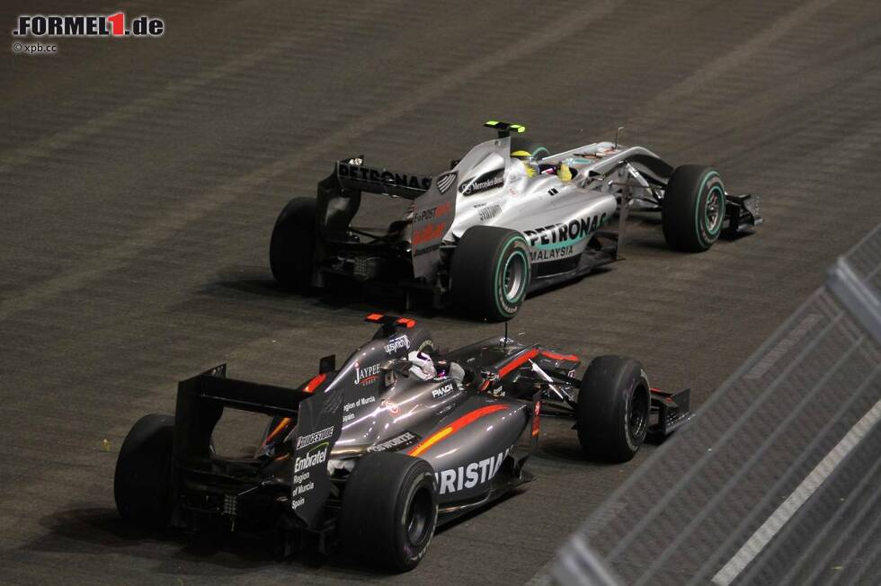 Foto zur News: Nico Rosberg (Mercedes) und Christian Klien (HRT)