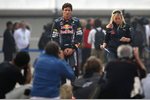 Foto zur News: Mark Webber (Red Bull) und Red-Bull-Sprecherin Katie Tweedle