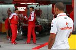Foto zur News: Lewis Hamilton (McLaren) spioniert bei Ferrari