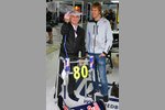 Foto zur News: Bernie Ecclestone (Formel-1-Chef), Sebastian Vettel (Red Bull) und das Geschenk zum 80. Geburtstag