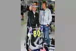 Foto zur News: Bernie Ecclestone (Formel-1-Chef), Sebastian Vettel (Red Bull) und das Geschenk zum 80. Geburtstag