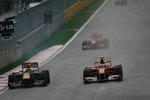 Foto zur News: Fernando Alonso (Ferrari) geht an Sebastian Vettel (Red Bull) vorbei