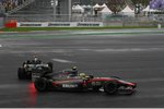Foto zur News: Jarno Trulli (Lotus) und Bruno Senna (HRT)
