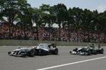 Foto zur News: Kamui Kobayashi (Sauber) und Nico Rosberg (Mercedes)