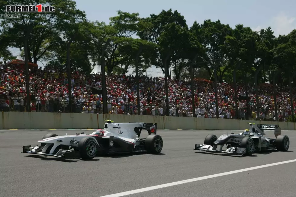 Foto zur News: Kamui Kobayashi (Sauber) und Nico Rosberg (Mercedes)