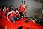 Foto zur News: Felipe Massa und Fernando Alonso in der Ferrari World in Abu Dhabi