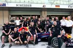 Foto zur News: Mark Webber (Red Bull) und seine Crew