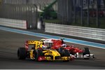 Foto zur News: Vitaly Petrov (Renault) wehrt sich gegen Fernando Alonso (Ferrari)