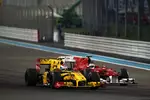 Foto zur News: Vitaly Petrov (Renault) wehrt sich gegen Fernando Alonso (Ferrari)