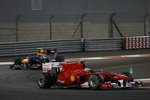 Foto zur News: Fernando Alonso (Ferrari) vor Mark Webber (Red Bull)