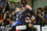 Foto zur News: Jenson Button (McLaren) gratuliert Sebastian Vettel (Red Bull) zum WM-Titel