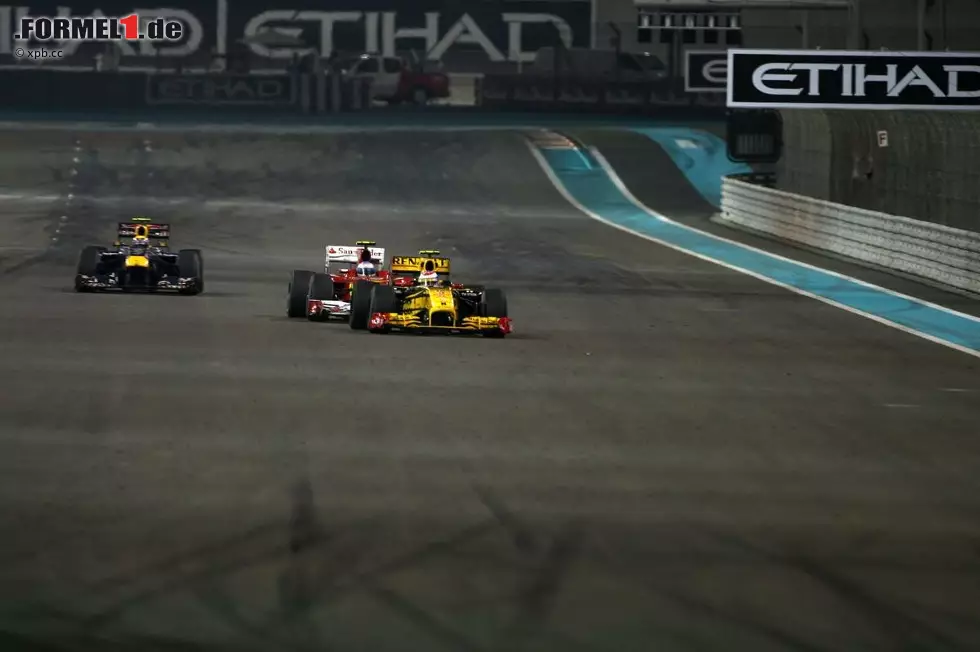 Foto zur News: Vitaly Petrov (Renault), Fernando Alonso (Ferrari) und Mark Webber (Red Bull)