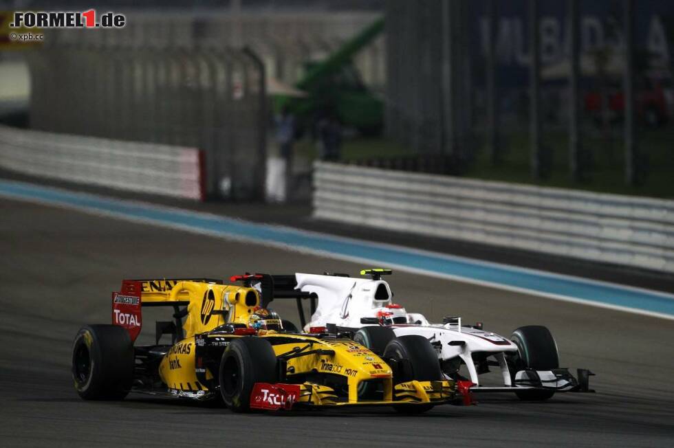 Foto zur News: Robert Kubica (Renault) im Zweikampf mit Kamui Kobayashi (Sauber)