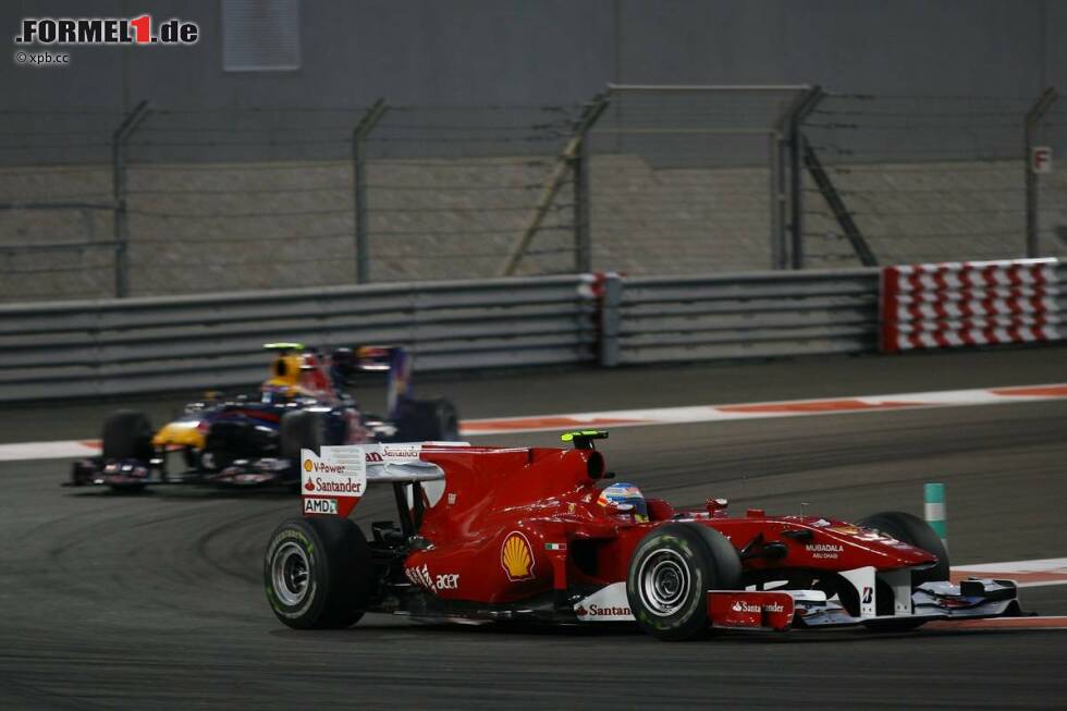 Foto zur News: Fernando Alonso (Ferrari) vor Mark Webber (Red Bull)