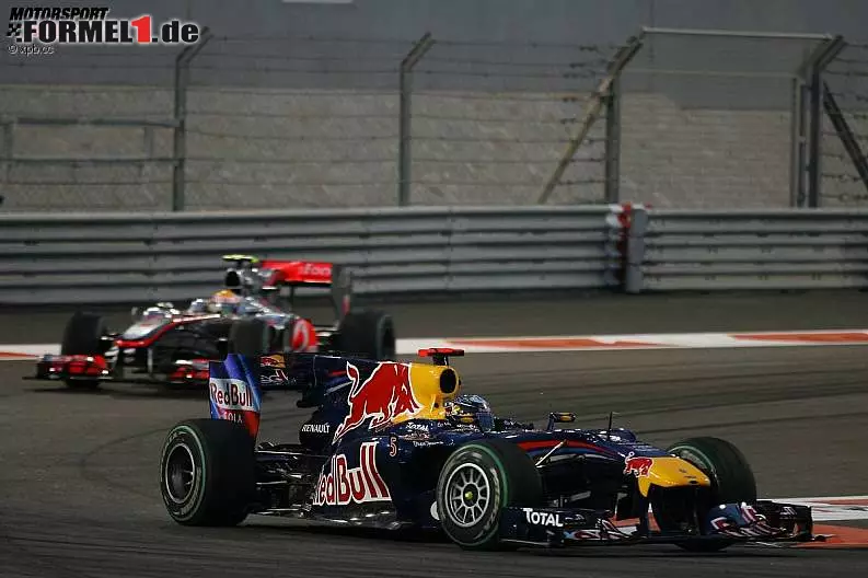 2010 ist Hamilton nur indirekt an der WM-Entscheidung beteiligt. Beim Saisonfinale in Abu Dhabi verliert er das Duell um den Sieg gegen Sebastian Vettel. Der ist allerdings auf Schützenhilfe angewiesen, denn Fernando Alonso hat 15 Zähler Vorsprung. Foto zur News: 2010 ist Hamilton nur indirekt an der WM-Entscheidung beteiligt. Beim Saisonfinale in Abu Dhabi verliert er das Duell um den Sieg gegen Sebastian Vettel. Der ist allerdings auf Schützenhilfe angewiesen, denn Fernando Alonso hat 15 Zähler Vorsprung.