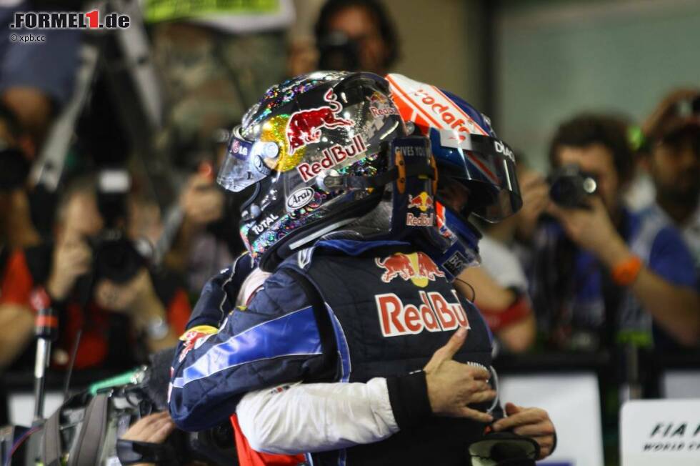 Foto zur News: Jenson Button (McLaren) gratuliert Sebastian Vettel (Red Bull) zum WM-Titel