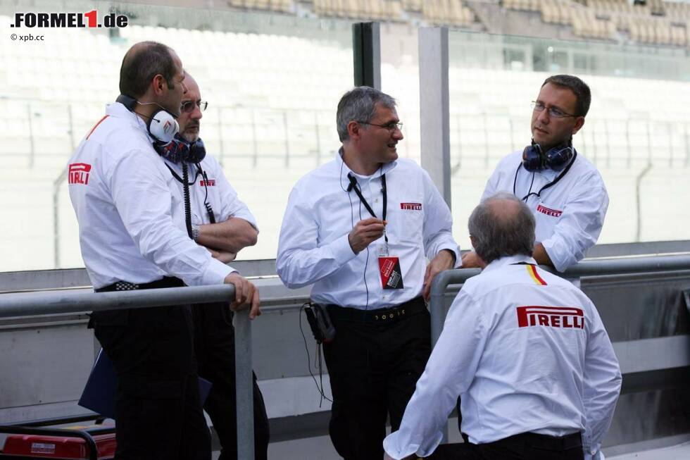 Foto zur News: Pirelli-Ingenieure im Gespräch