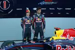 Foto zur News: Sebastian Vettel (Red Bull) und Mark Webber (Red Bull) enthüllen den Red Bull RB7