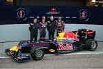 Foto zur News: Christian Horner (Teamchef), Sebastian Vettel (Red Bull), Adrian Newey (Technischer Direktor) und Mark Webber (Red Bull)