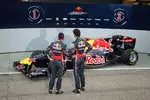 Foto zur News: Sebastian Vettel (Red Bull) und Mark Webber (Red Bull) betrachten das neue Auto