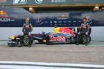 Foto zur News: Sebastian Vettel und Mark Webber (Red Bull) mit dem neuen Red Bull RB7