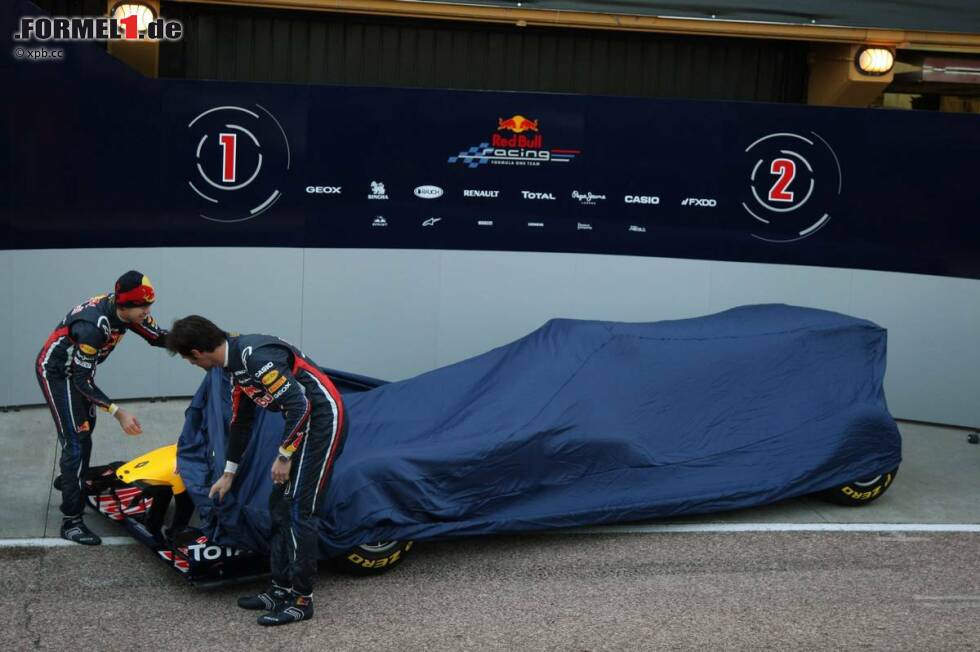 Foto zur News: Sebastian Vettel (Red Bull) und Mark Webber (Red Bull) enthüllen den Red Bull RB7