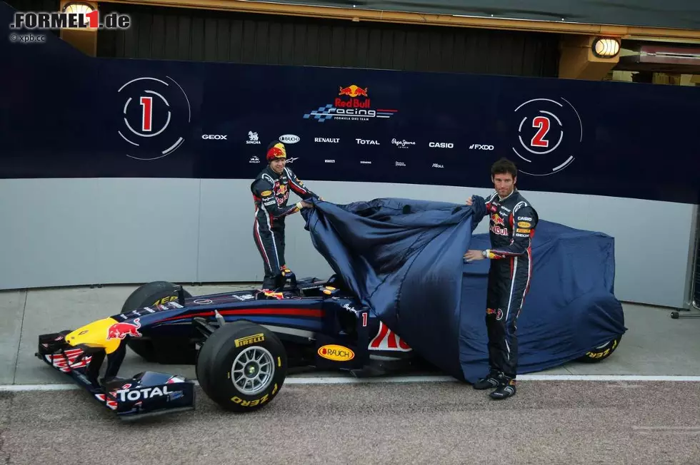 Foto zur News: Sebastian Vettel (Red Bull) und Mark Webber (Red Bull) enthüllen den Red Bull RB7