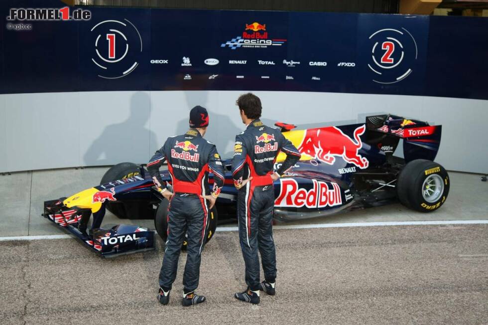 Foto zur News: Sebastian Vettel (Red Bull) und Mark Webber (Red Bull) betrachten das neue Auto