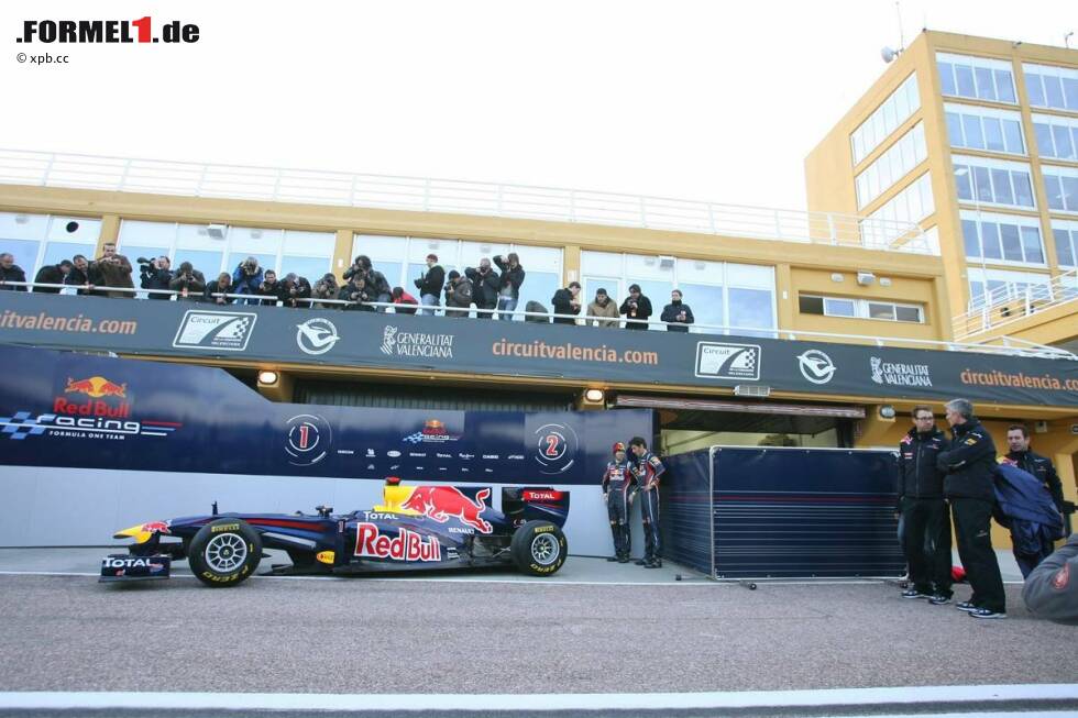 Foto zur News: Sebastian Vettel und Mark Webber (Red Bull) mit dem neuen Red Bull RB7