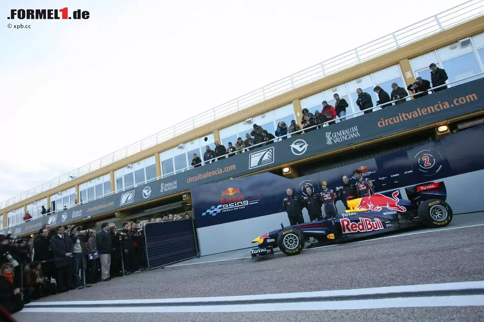 Foto zur News: Sebastian Vettel und Mark Webber (Red Bull) mit dem neuen Red Bull RB7