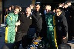 Foto zur News: Jarno Trulli, Mike Gascoyne, Tony Fernandes, Heikki Kovalainen und Riad Asmat (Lotus)
