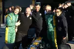 Foto zur News: Jarno Trulli, Mike Gascoyne, Tony Fernandes, Heikki Kovalainen und Riad Asmat (Lotus)