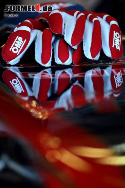 Foto zur News: Handschuhe von Sebastien Buemi (Toro Rosso)