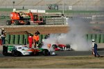 Foto zur News: Felipe Massa steht, der Ferrari raucht