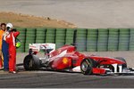 Foto zur News: Felipe Massa betrachtet den Schaden am Ferrari