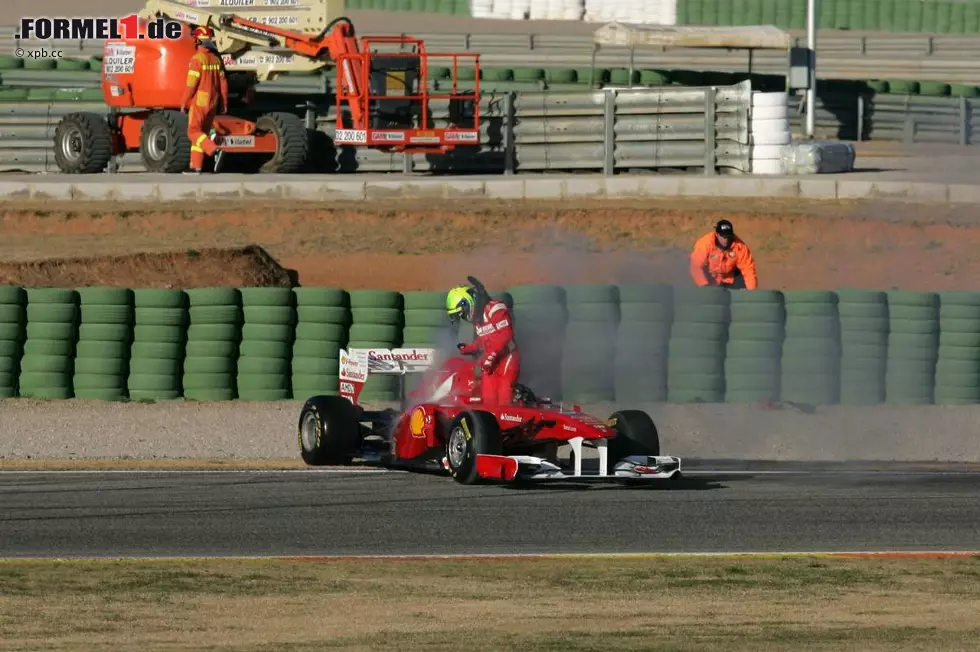 Foto zur News: Felipe Massa steht, der Ferrari raucht