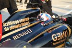 Foto zur News: Witali Petrow (Renault) mit einer Genesungsbotschaft an Robert Kubica (Renault)