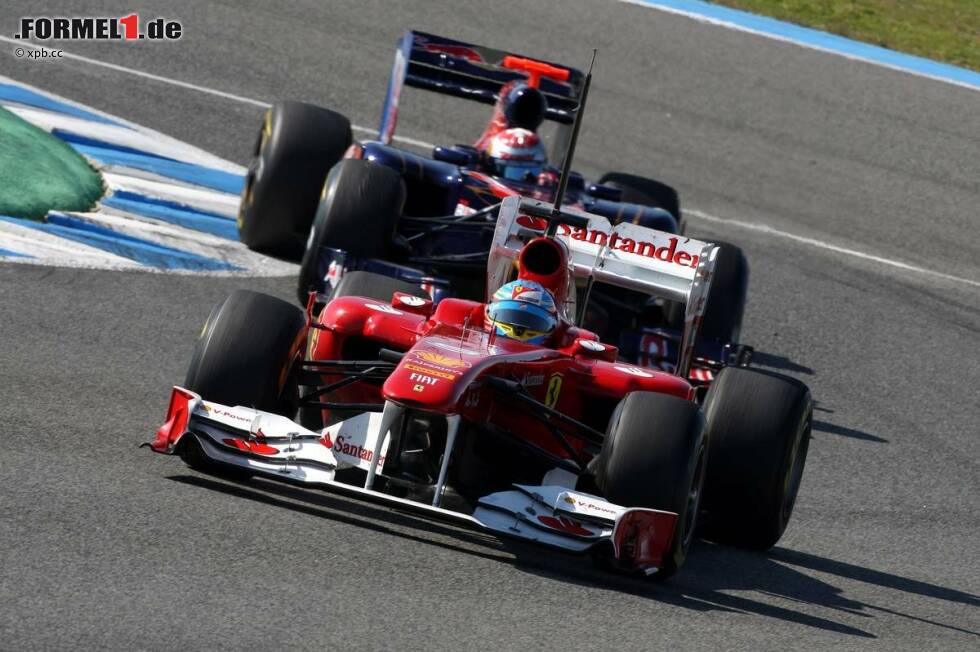 Foto zur News: Fernando Alonso (Ferrari) Sebastien Buemi (Toro Rosso)