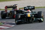 Foto zur News: Jarno Trulli (Lotus) vor Witali Petrow (Renault)