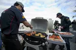 Foto zur News: Daniel Ricciardo und Mark Webber (Red Bull) beim Grillen