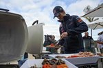 Foto zur News: Mark Webber (Red Bull) beim Grillen