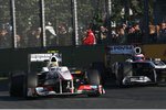 Foto zur News: Sergio Perez (Sauber) und Rubens Barrichello (Williams)