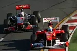 Foto zur News: Jenson Button (McLaren) hinter Felipe Massa (Ferrari)