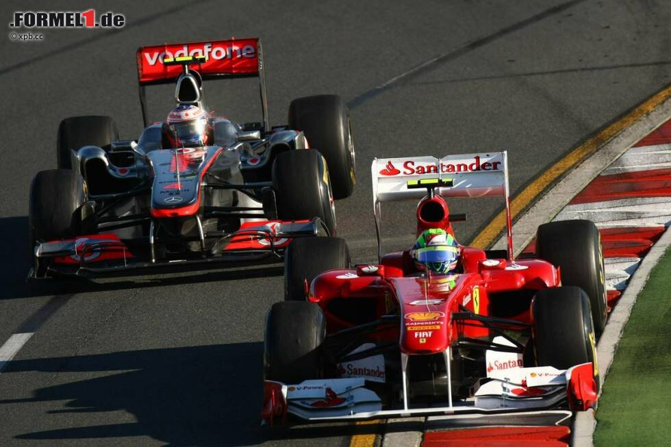 Foto zur News: Jenson Button (McLaren) hinter Felipe Massa (Ferrari)