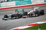 Foto zur News: Michael Schumacher (Mercedes) und Kamui Kobayashi (Sauber)