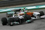 Foto zur News: Nico Rosberg (Mercedes) und Paul di Resta (Force India)