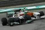 Foto zur News: Nico Rosberg (Mercedes) und Paul di Resta (Force India)