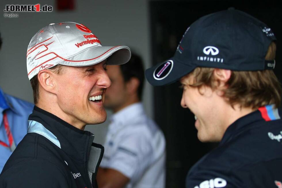 Foto zur News: Michael Schumacher (Mercedes) Sebastian Vettel (Red Bull)