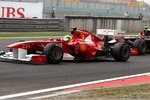 Foto zur News: Felipe Massa (Ferrari) vor Witali Petrow (Renault)